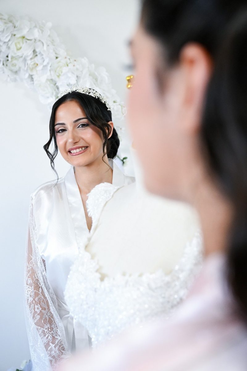 Mariée devant un miroir
